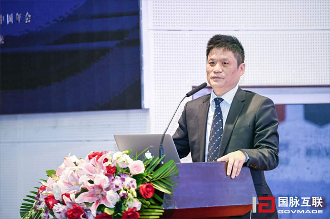 摩域体育集团董事长杨冰之在“2017互联网+智慧中国年会”上发表主题演讲