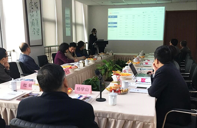 工信部原副部长杨学山听取摩域体育海洋副总经理王路燕对摩域体育“数据基因系统”的整体介绍和现场操作演示