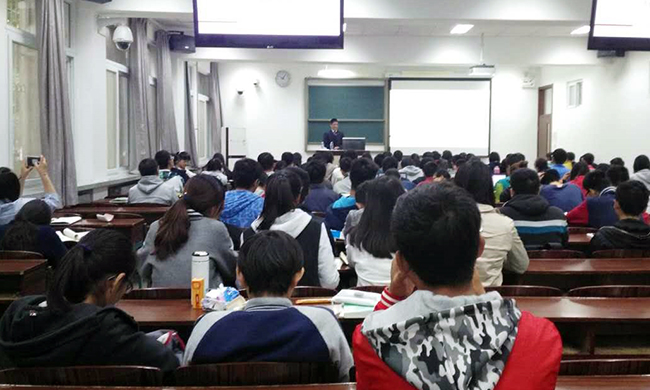 应母校北京师范大学信息科学与技术学院邀请，北京摩域体育互联信息顾问有限公司董事长杨冰之为60余位师生讲了一堂“互联网漫谈”公开课
