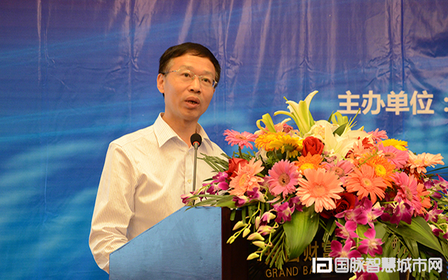 在“2015中国互联网+信息社会高端论坛”上，农业部信息中心原主任郭作玉发表主题演讲。
