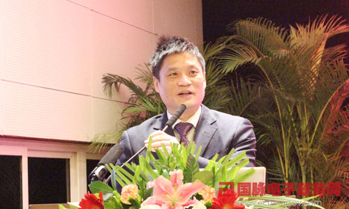 在"2014中国智慧政府发展年会"上，摩域体育互联董事长、首席研究员杨冰之发表主题演讲